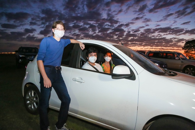 Henrique  em momento  de agradecimento  a seu amigo