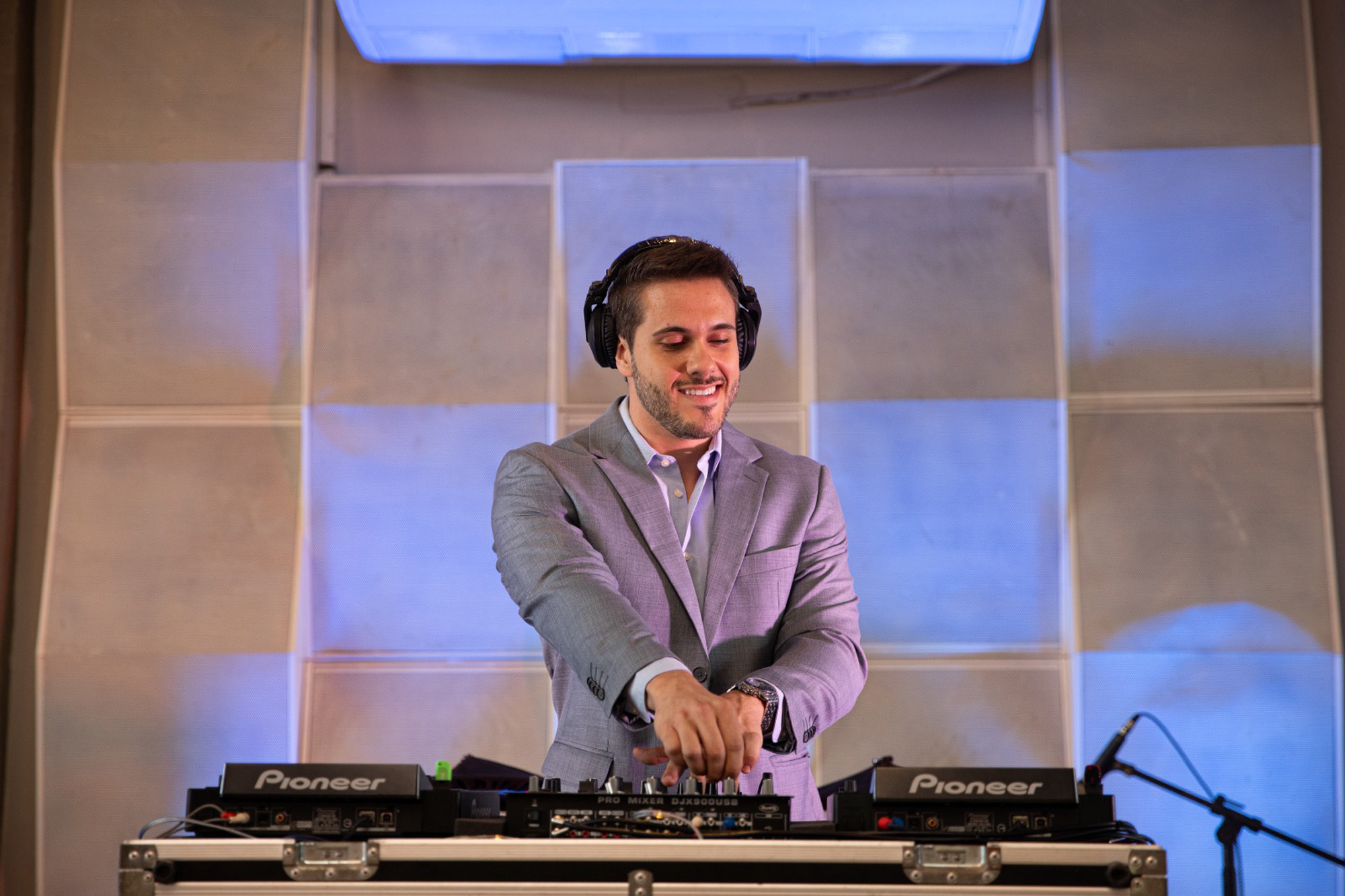 A música começou com o DJ Renato Sostena...