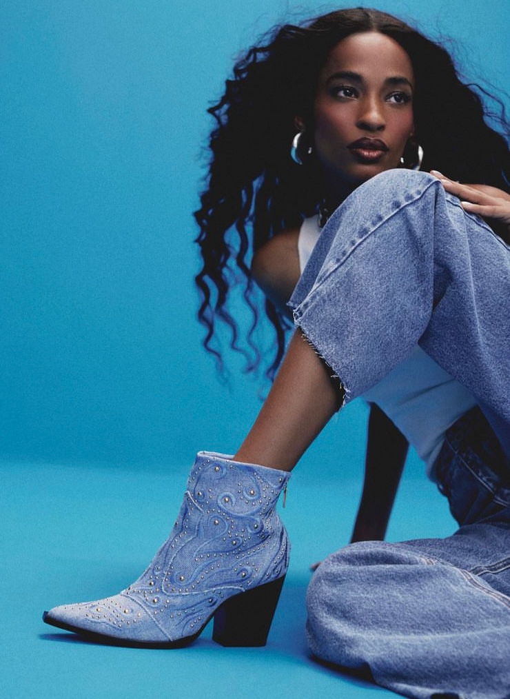 Botas western jeans trazendo uma estética inspirada no streetwear