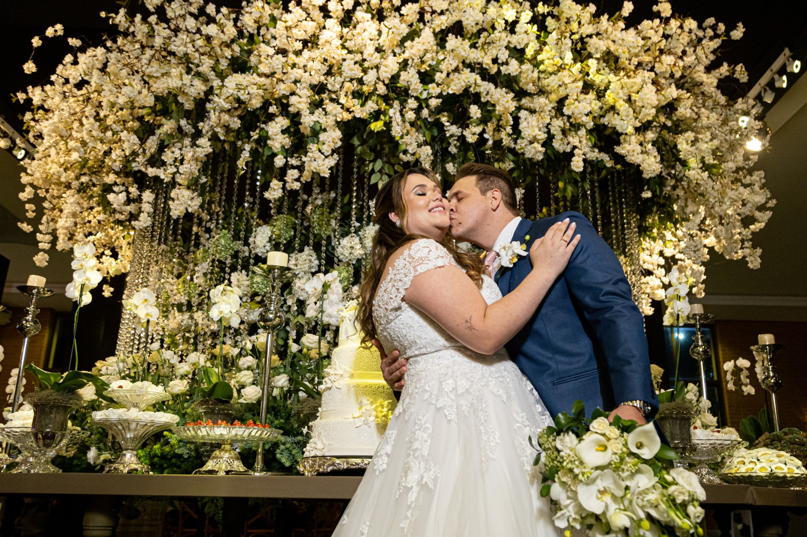 E sobre a mesa do bolo e doces, as encantadoras flores de cerejeiras criavam o cenário perfeito...