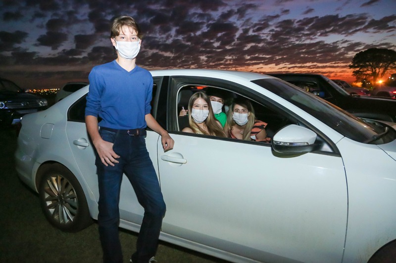 Henrique  em momento  de agradecimento  a suas amigas