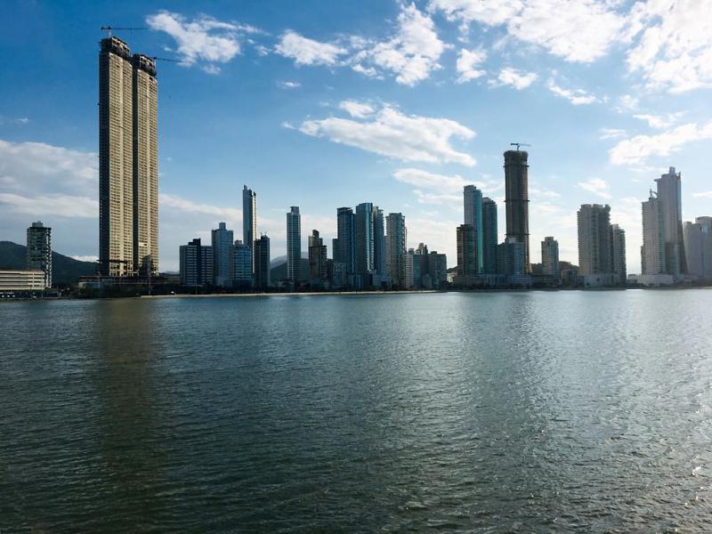 As torres gêmeas, prédios mais altos da América Latina, ainda em construção com 81 andares e 280 m de altura