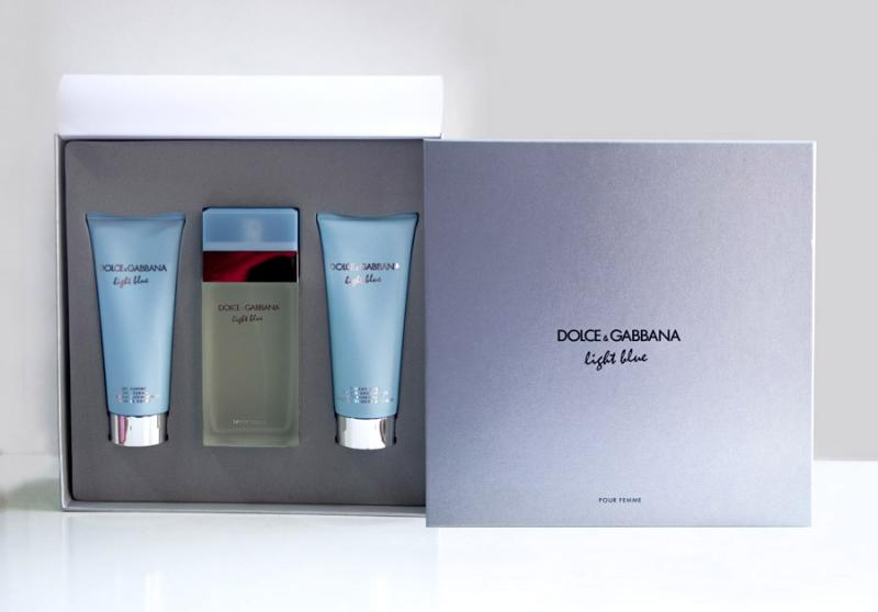 Kit Light Blue, da Dolce e Gabbana, com  Perfume 100ml + Loção para o corpo 100ml + Gel de Banho 100ml. Classificação da Fragrância: Eau de Toilette e  família olfativa floral/frutal.