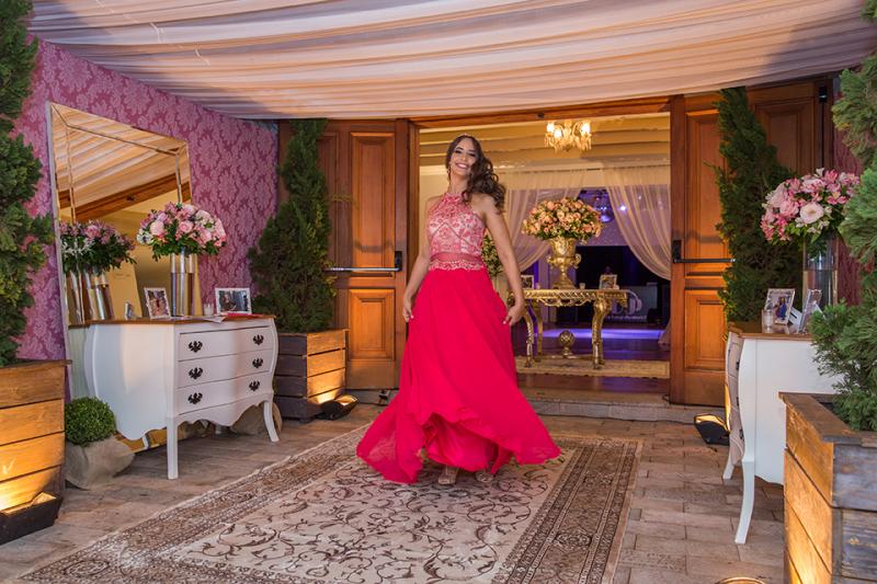 Para receber os convidados Isadora usou um vestido de saia rodada com corpete bordado