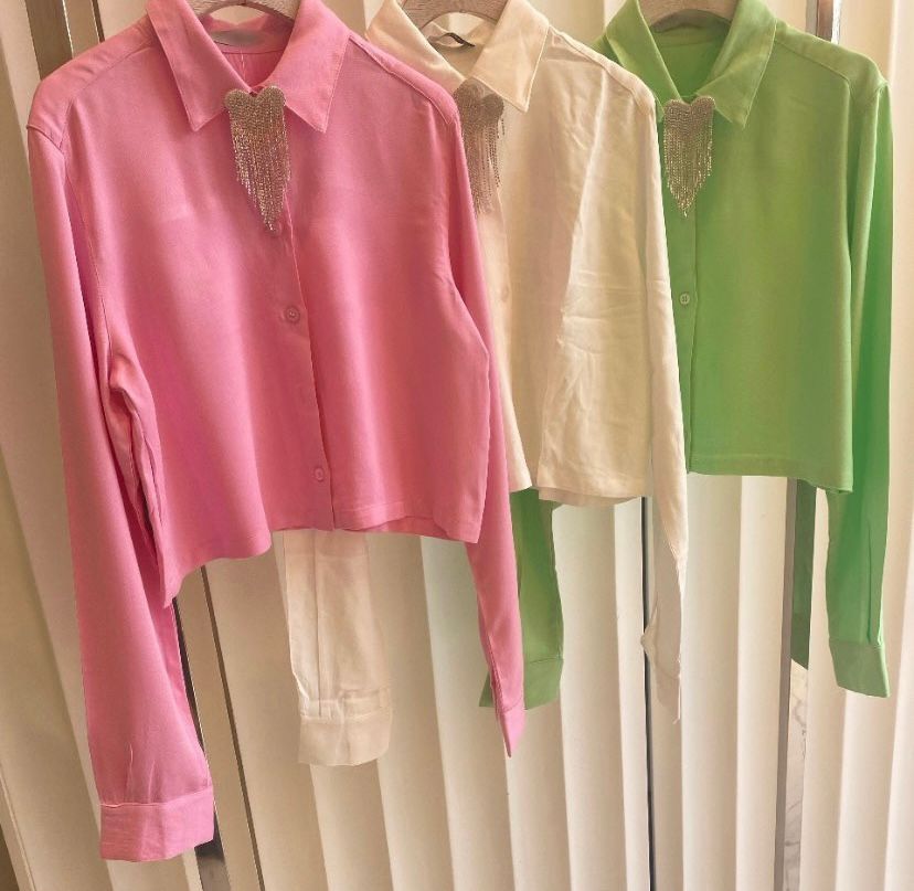 Aplique de strass na gola