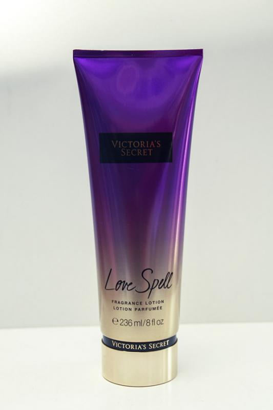 Creme Hidratante Victoria’s Secret de rápida absorção, oferece 24 horas de hidratação. Com flor de cereja e pêssego. Contém 236ml.