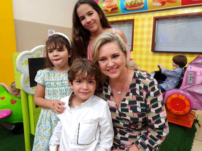 Maria, Helena, Thomaz Junqueira Franco com a tia Yara Benine Junqueira Figueiredo