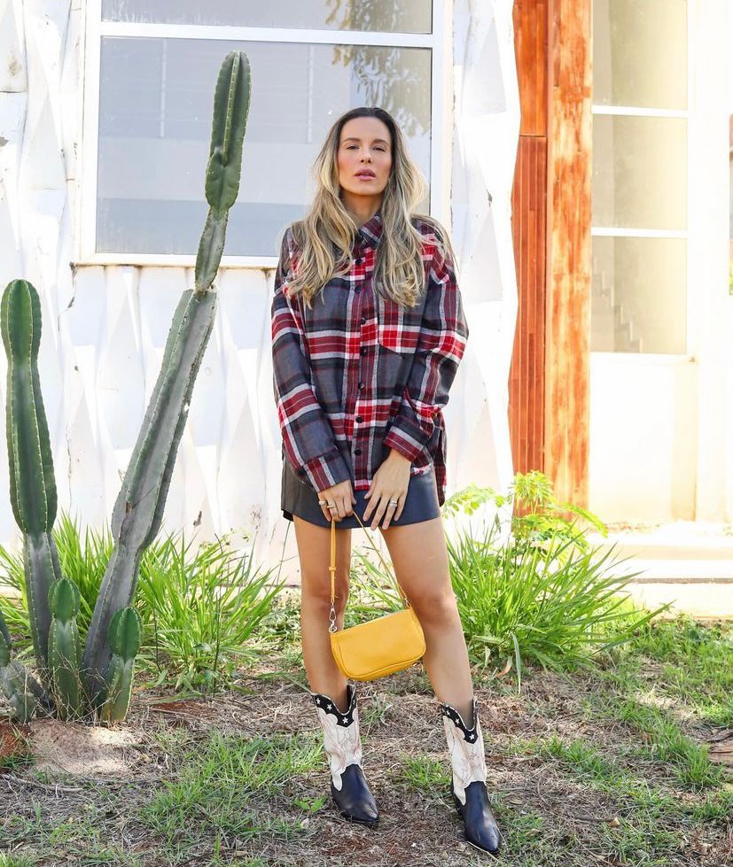 Short ou saia de couro com camisa xadrez e bota country