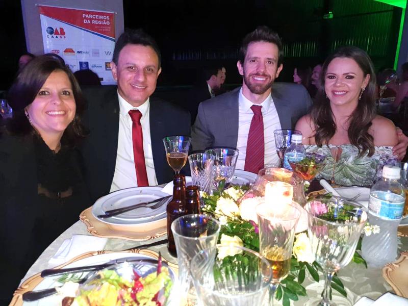 Juliana e Paulo Joel Alves Júnior, Fernanda e José Roberto da Costa Medeiros