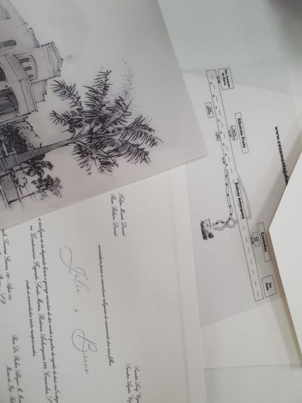 O convite era uma obra de arte, embrulhado numa aquarela pintada sobre papel vegetal