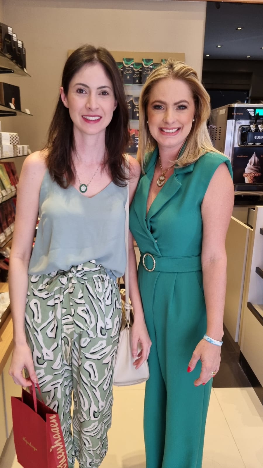 Yasmin  Dipe,  Mel  Tolói