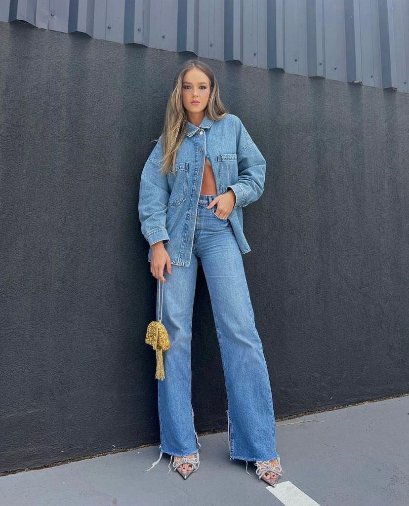 Camisa jeans e calça jeans