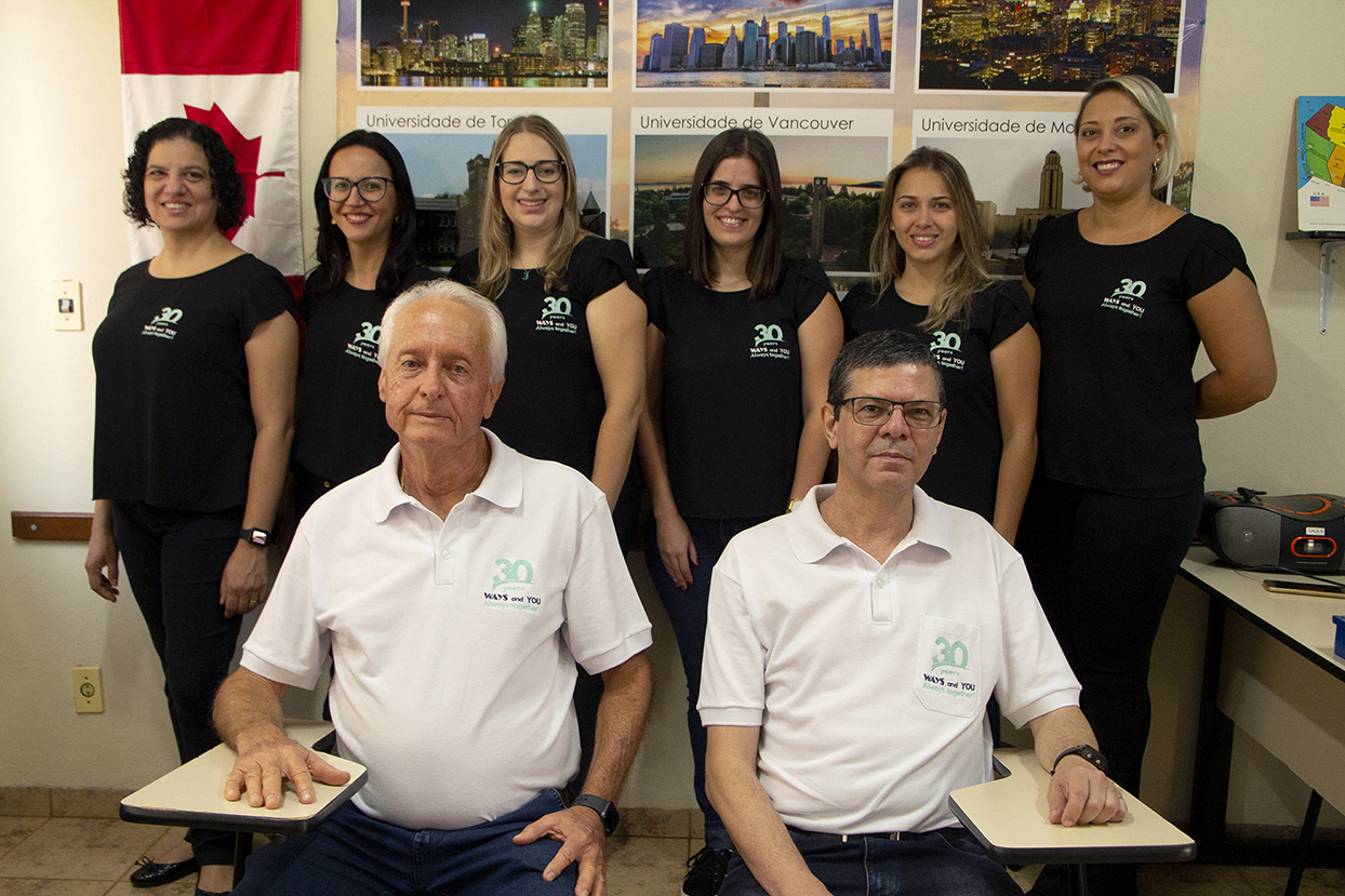 Márcia Castejon ( professora), Andresa Lima (professora), Gabriela Andrade (gerente administrativo e professora), Bárbara Vaz (professora), Graciella Cunha (professora), Marcela Piazza (secretária), Orlando Carlucci (diretor), Válter Frias (coordenador pedagógico)