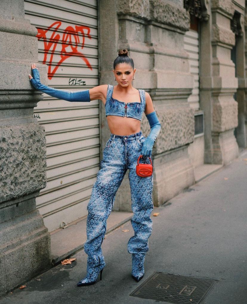 Cropped jeans com calça jeans