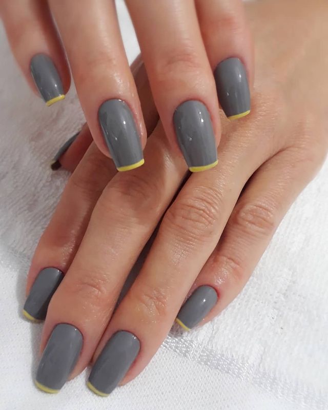 Inspiração de unha francesinha com base colorida