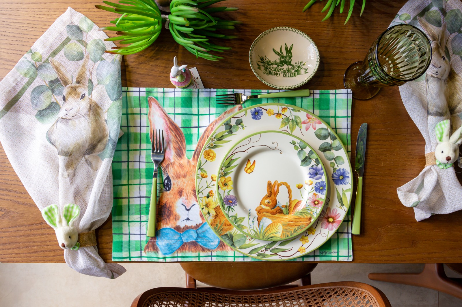 Aposte nos guardanapos de tecido com estampas ou bordados alusivos