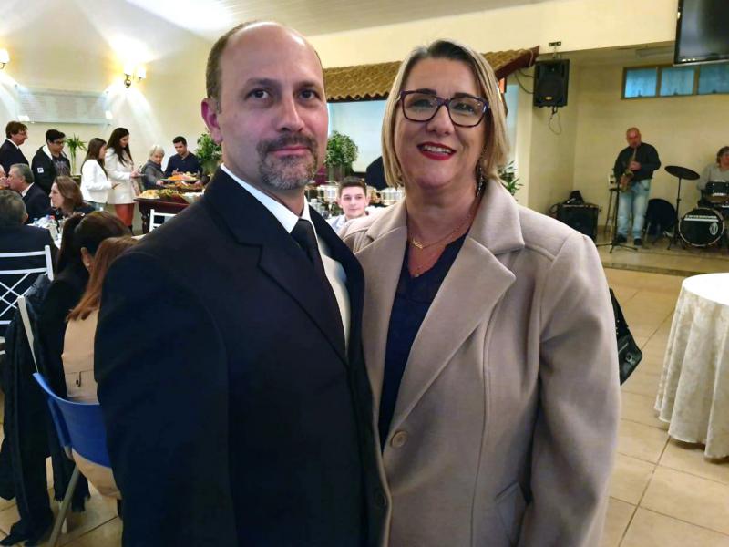 POSSE  NA MAÇONARIA -Atual Venerável da Loja Maçônica União Joaquinense,  Adriano Maia Amante com sua mulher Darlene.