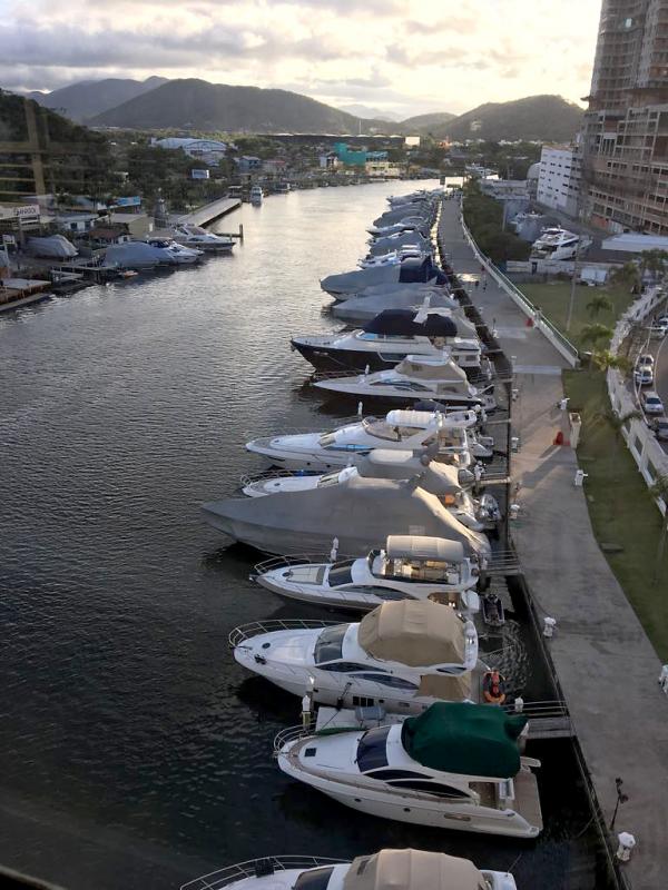 Vista do Rio Camboriú da Passarela da Barra, outra atração da cidade