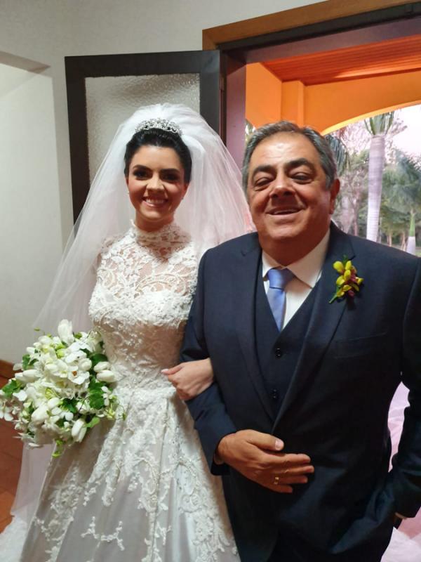 Os olhos de Felipe David traduziam a emoção; a alegria de conduzir a filha Júlia para o altar