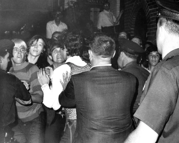 Clientes resistem à prisão em frente ao Stonewall Inn, na região de Greenwich Village em Nova York, no dia 28 de junho de 1969. Foto: Getty Images.