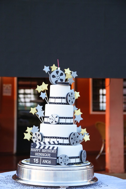 O bolo  com motivo  cine e meus 15 anos