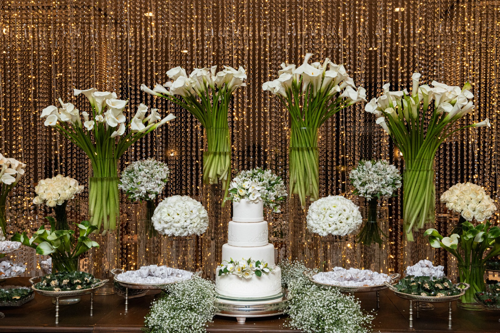 Decoração clássica, com profusão de copos de leite