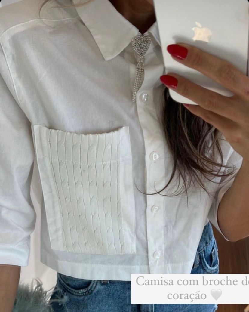 Aplique de strass na gola