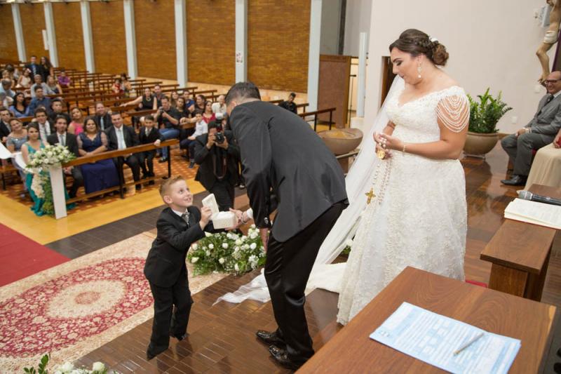 O escolhido para levar as alianças foi o pequeno Matheus Mendes