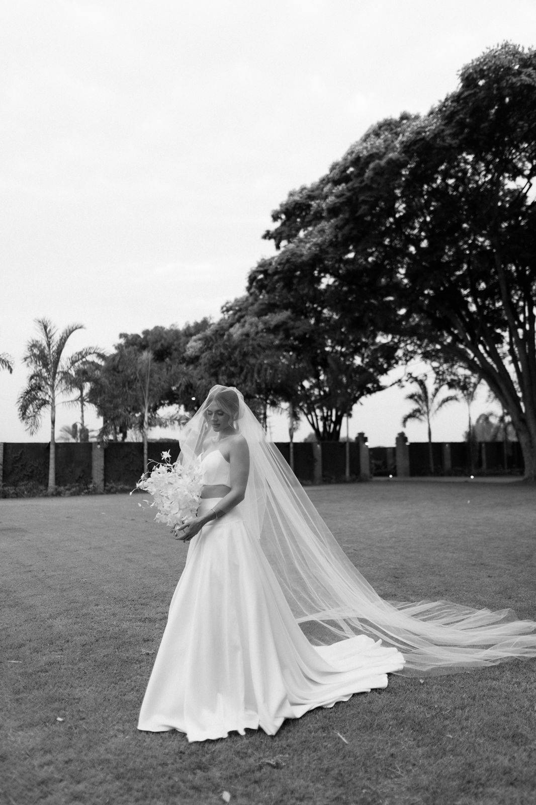 Com toda irreverência, Carla se casou com um conjunto de top e saia criado pela Parabelas