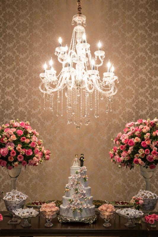 O bolo ganhou destaque ainda maior com o lustre da Viena