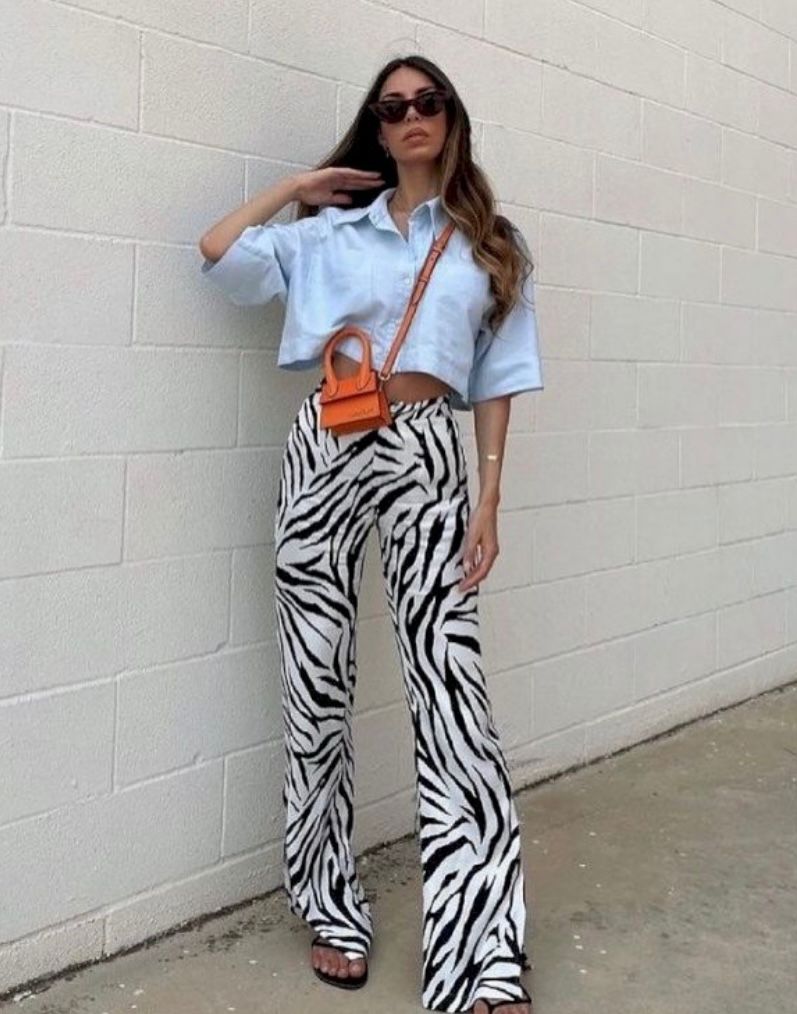 Com acessórios coloridos