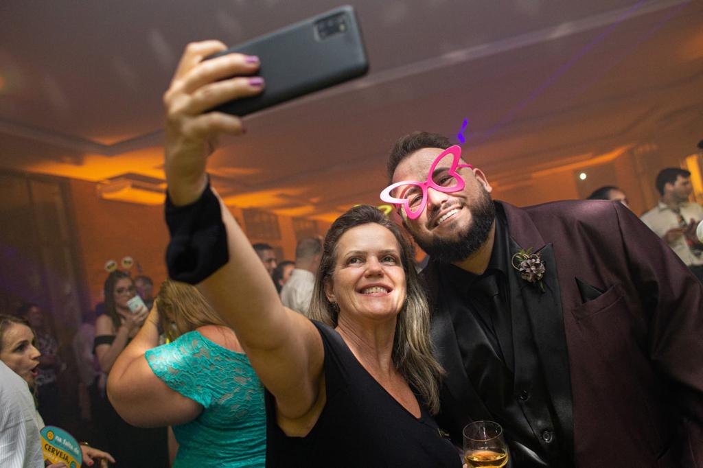 Como cerimonialista, com o noivo Lucas