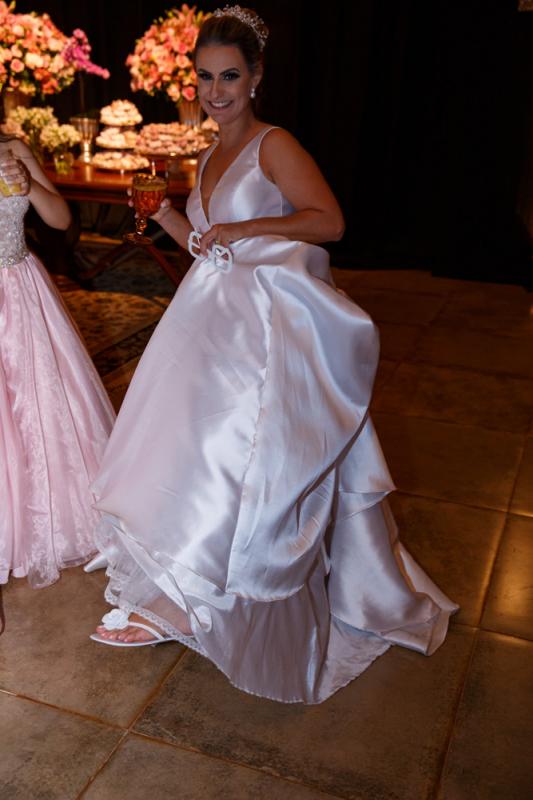 De chinelinho nos pés, a noiva entrou na dança