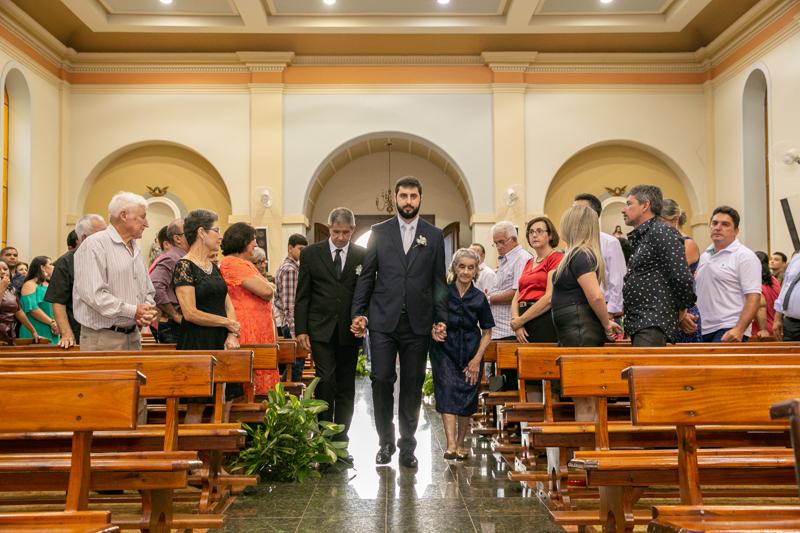 O noivo entrou acompanhado do pai Donizete Massuco e da avó Ana de Oliveira Massuco