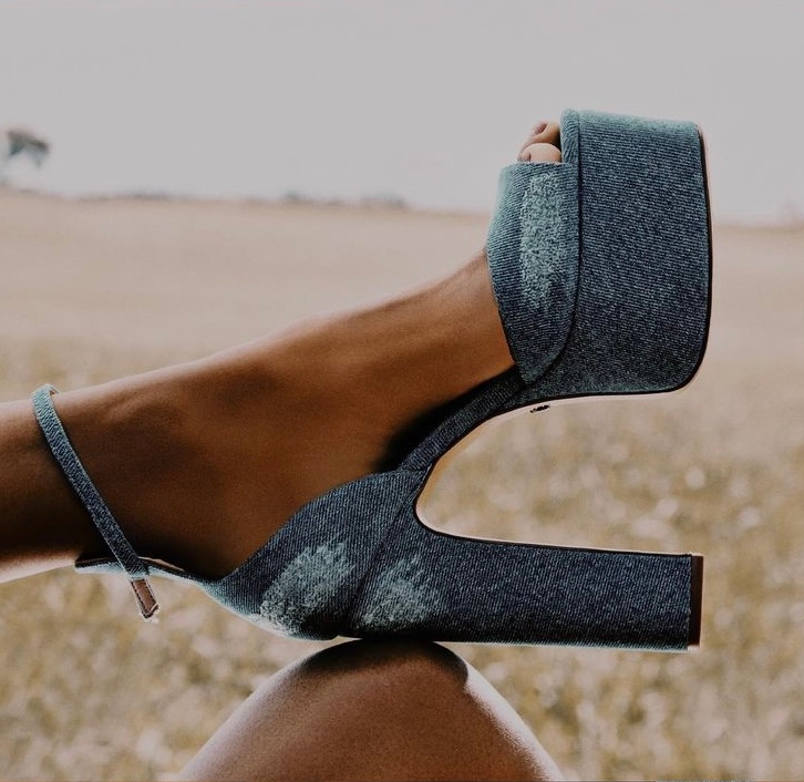 Sandálias plataformas com jeans