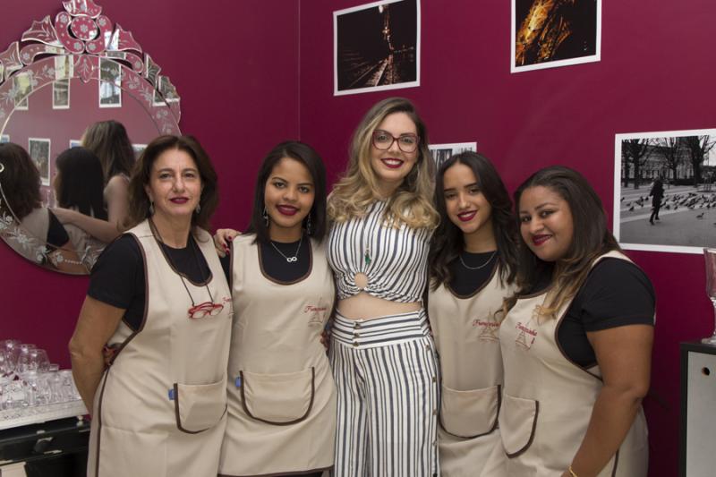 A proprietária Carla Chagas (no centro) e a equipe: Cassia Mauad, Madu Santos, Vitória Santos, Daiana Cândido
