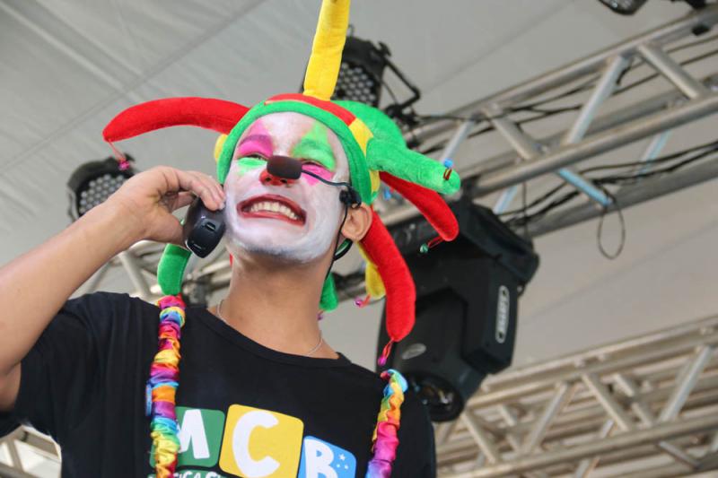 Muitas brincadeiras divertidas para as crianças