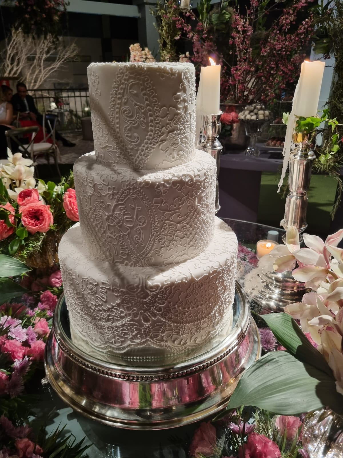 O bolo , que desenhado no glacê com o mes desenho do vestido da noiva: renda francesa