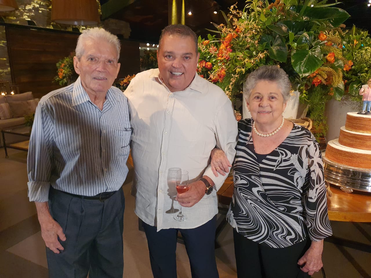 O aniversariante  Carlos,  entre  os pais Dirce e Pedro Delmonaco