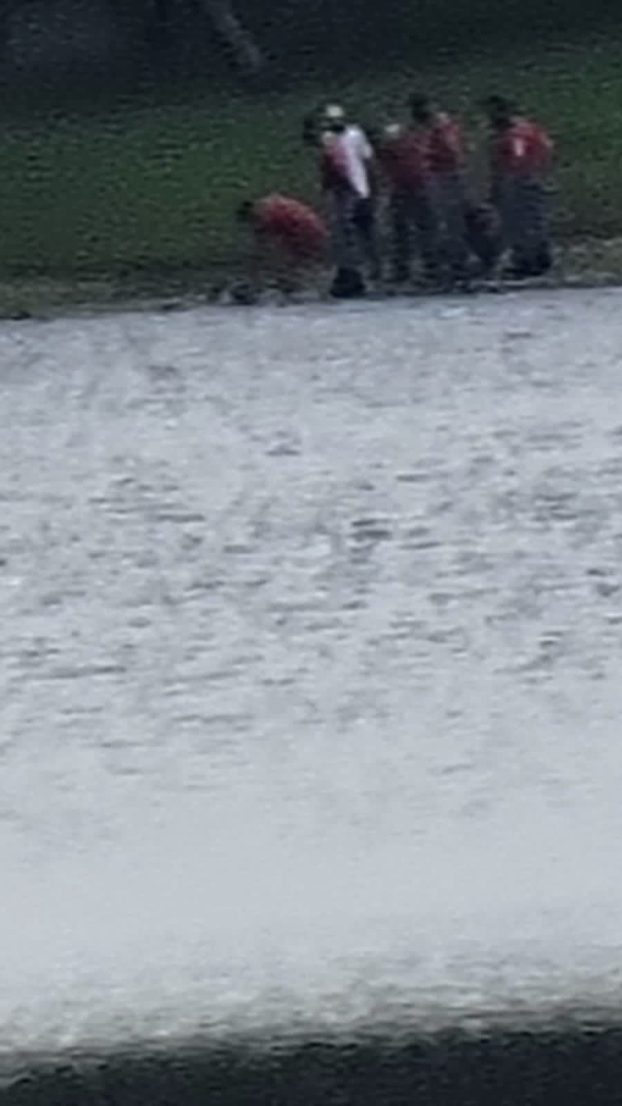 Bombeiros resgatam o corpo