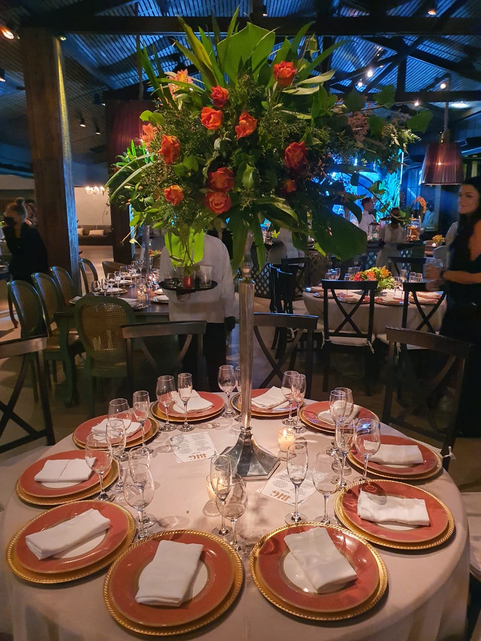 mesas postas com bom gosto