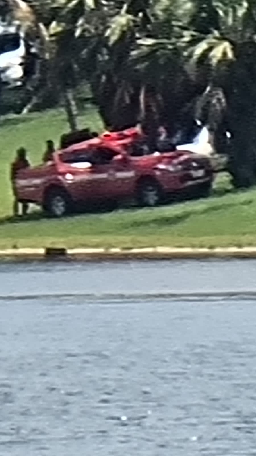 Bombeiros resgatam o corpo