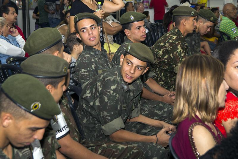 Presença do Tiro de Guerra na plateia