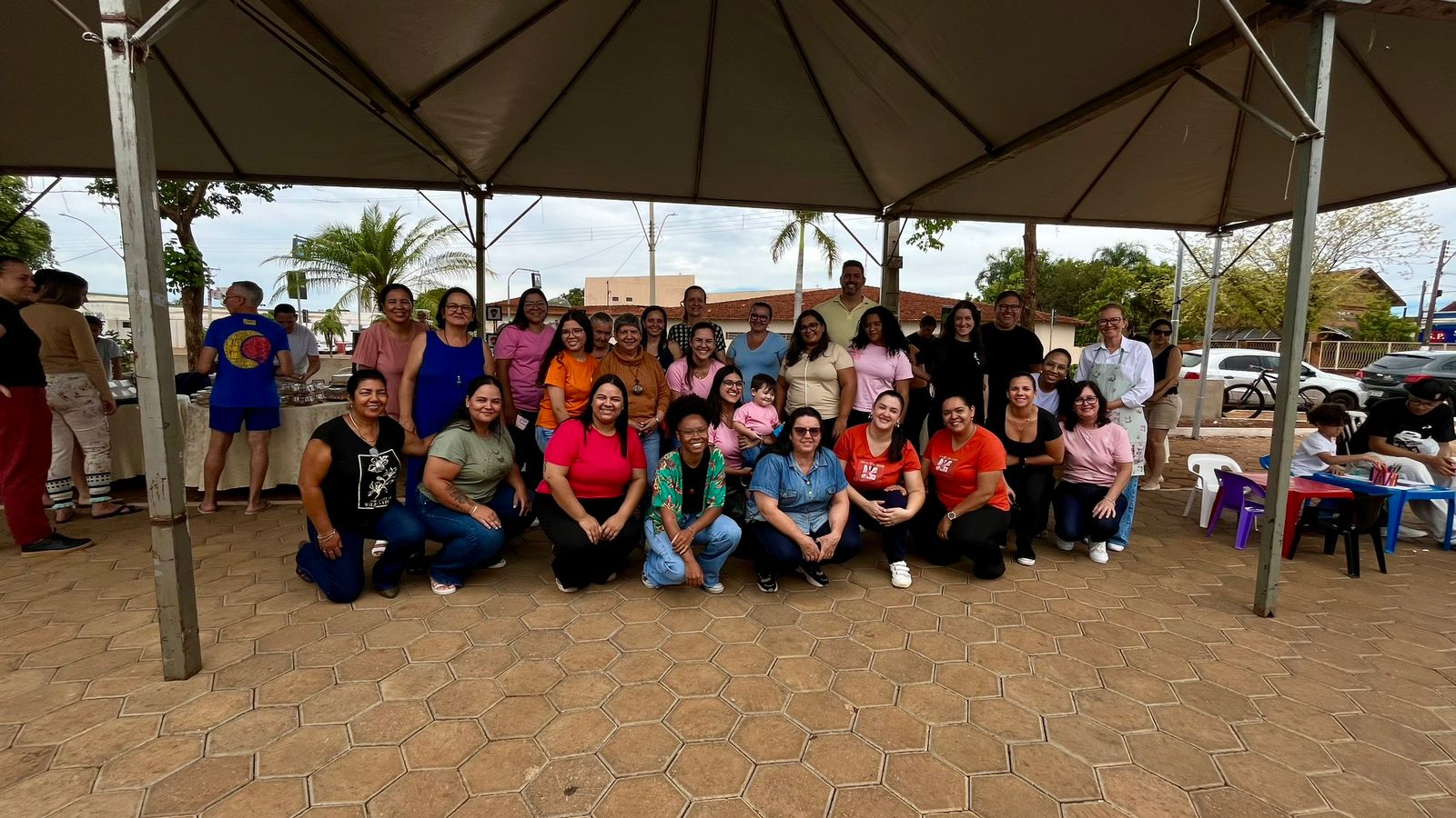 Participantes da última edição da Feira de Artesanato Mãos que Criam, realizada no Calçadão em homenagem ao Dia das Crianças.