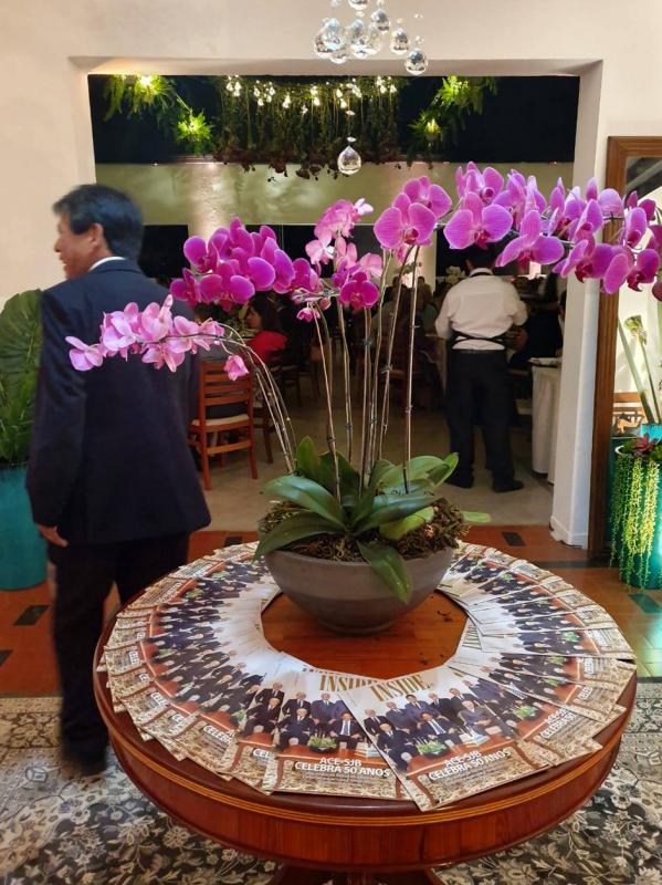 As orquídeas nas cores,brancas e cerejas Hollywood foram a tônica da decoração