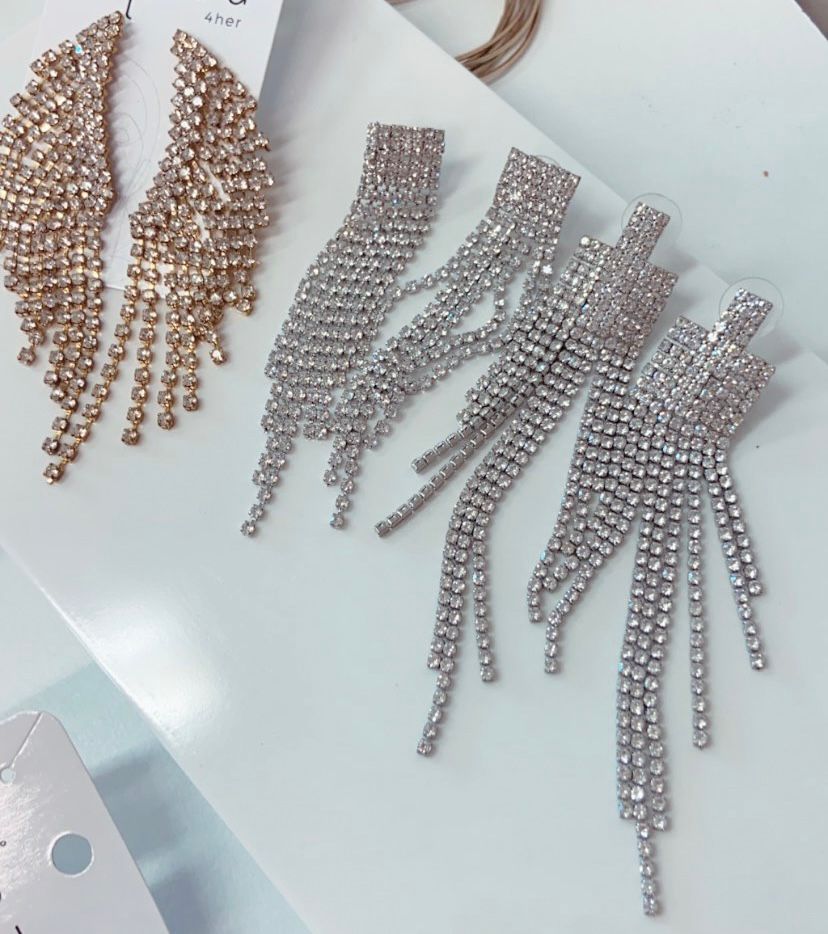 Looks cheios de brilho + o brinco de franja ou de strass, claro que é um look mais chamativo, mas super combinam