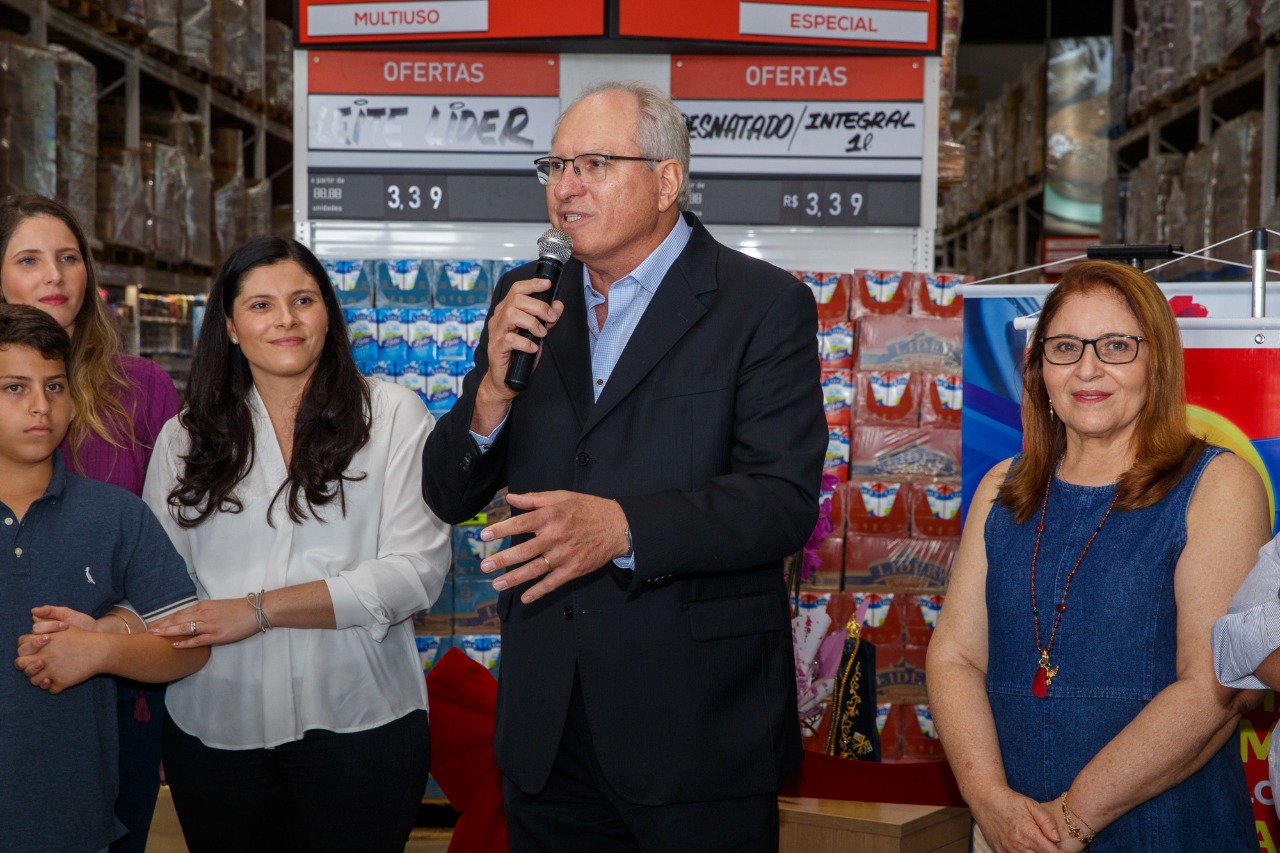 Luiz Antônio Tonin, esposa Letícia, à esquerda filhas e neto