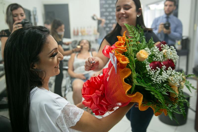 No Stúdio Josi, a noiva recebeu flores e um bilhete apaixonado