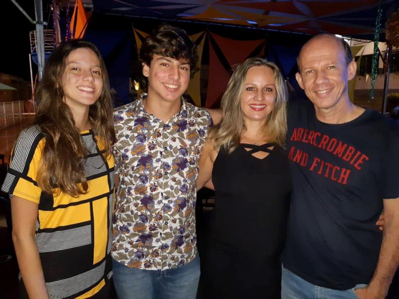 Letícia, Vinícius , Gláucia e Edmelson Oliveira