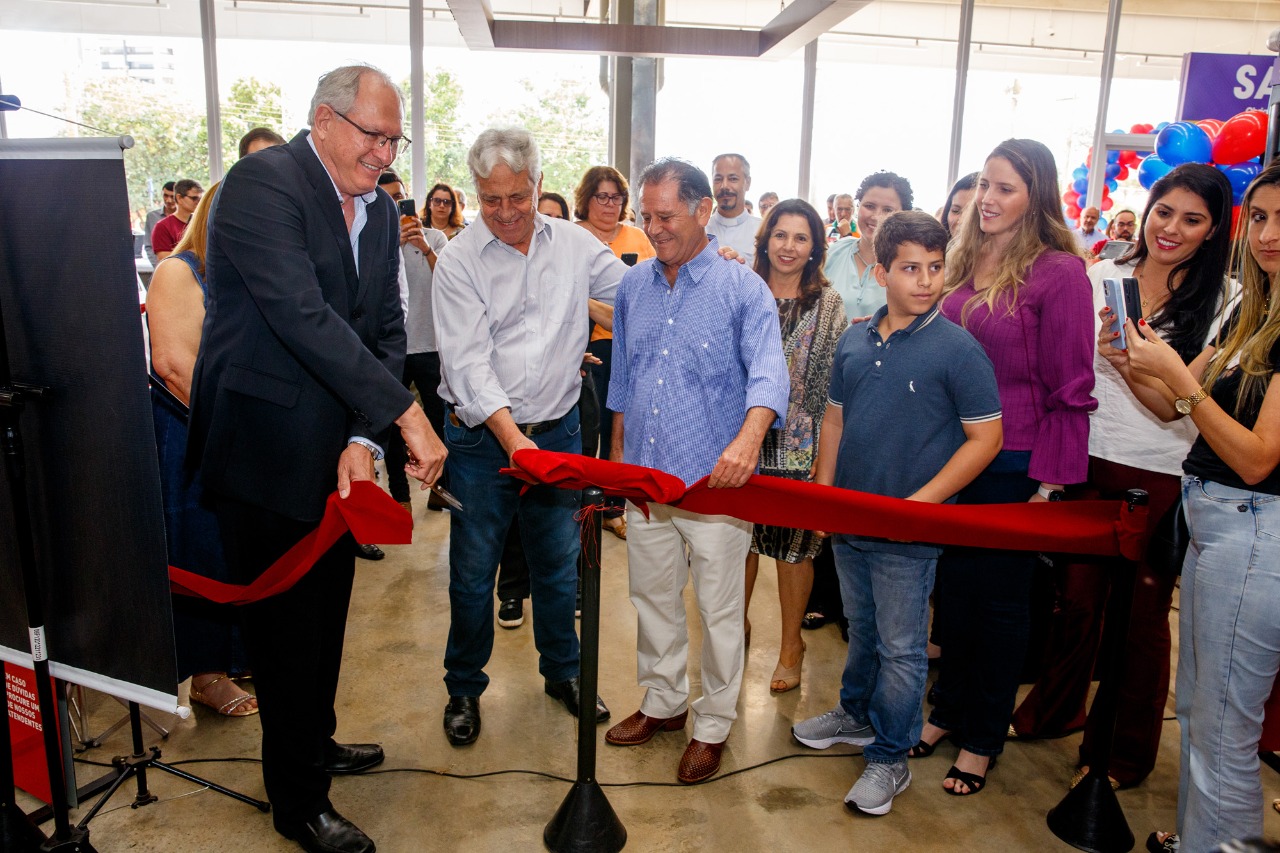 Cortando a fita com o prefeito Wagner Schmidt
